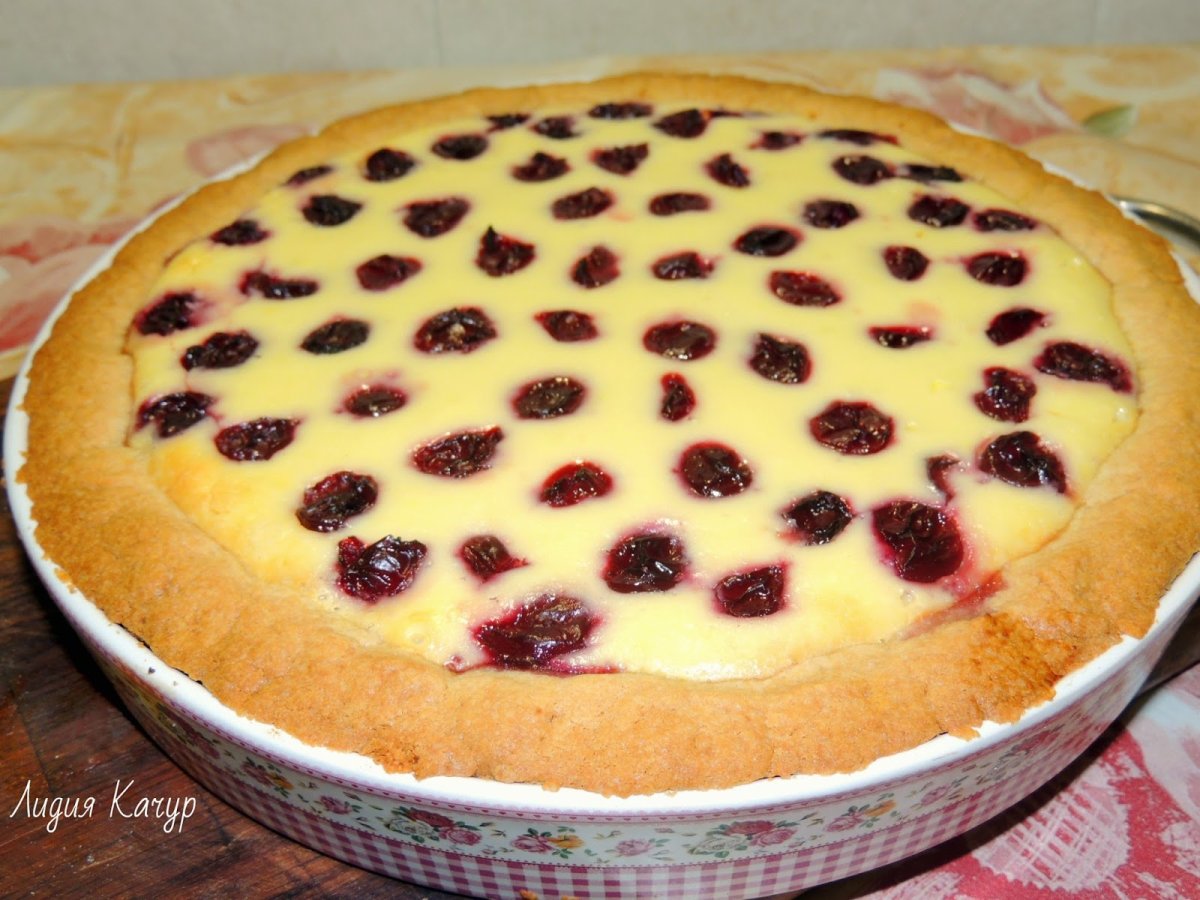 Песочный пирог с творогом и вишней