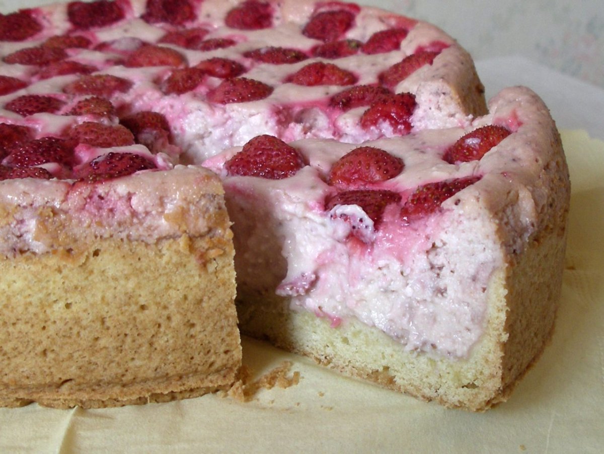 Пирог с творогом и клубникой