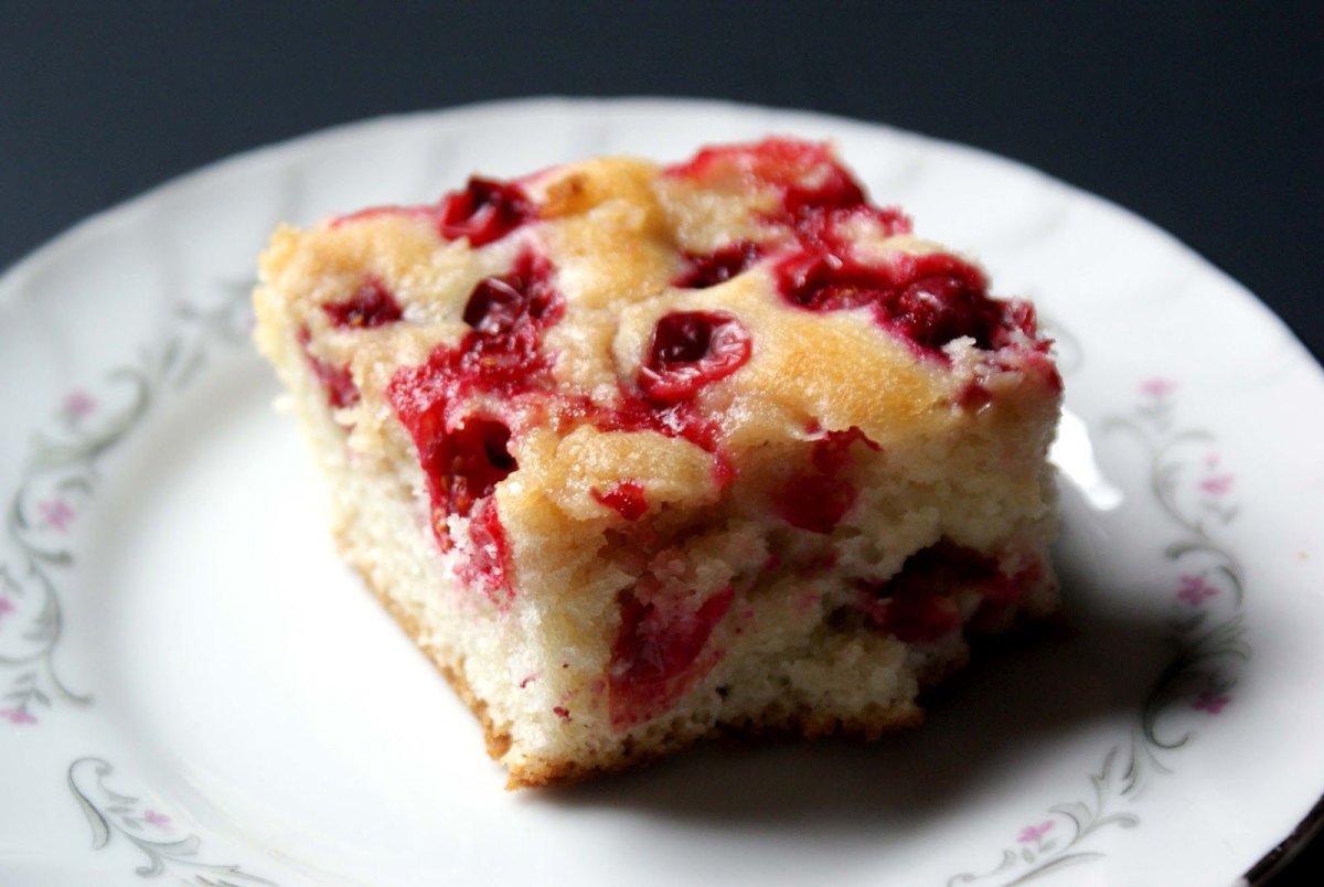 Пирог с творогом и ягодами