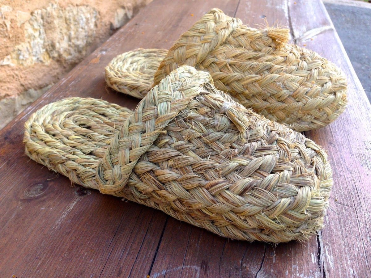 Женские ноги в лаптях