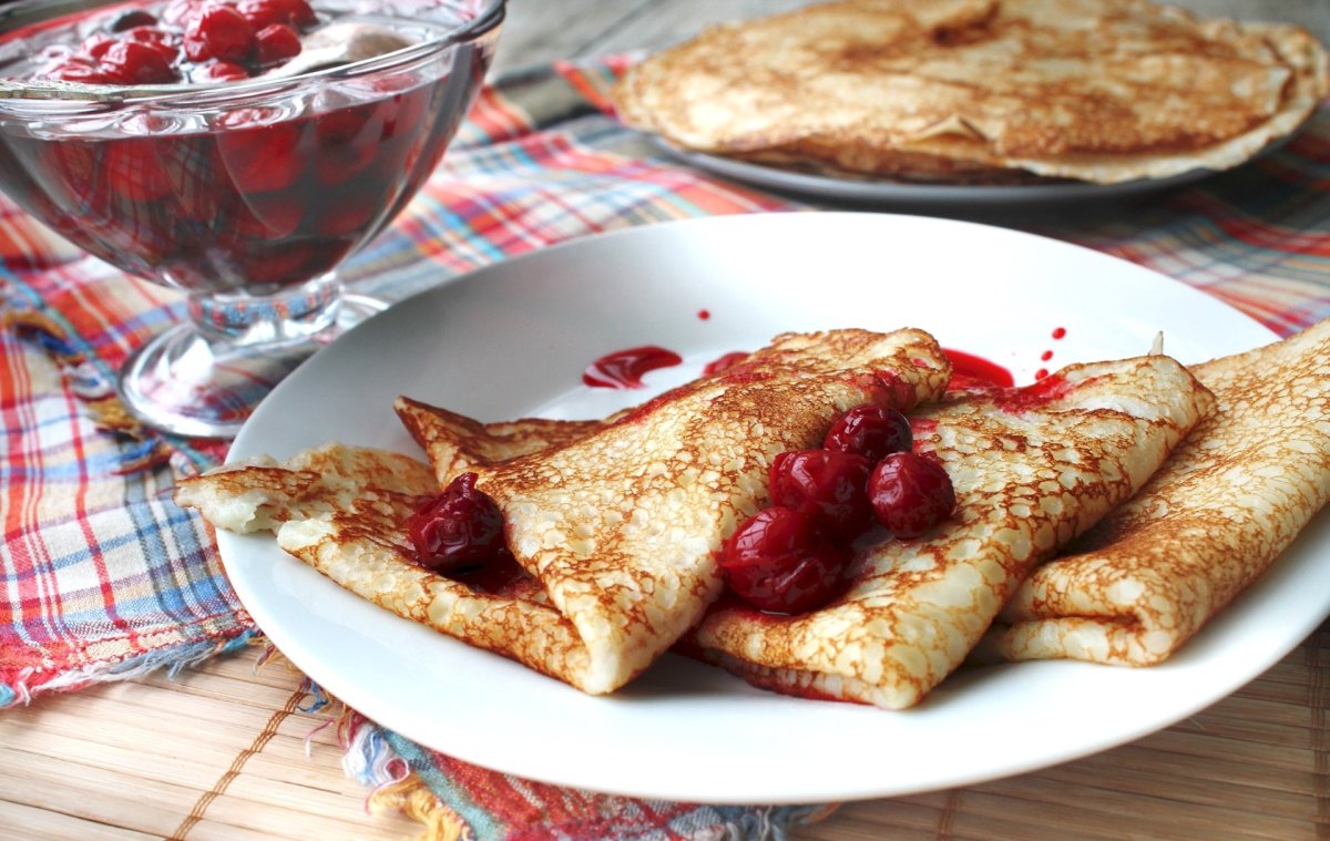 Блины с клубничным вареньем