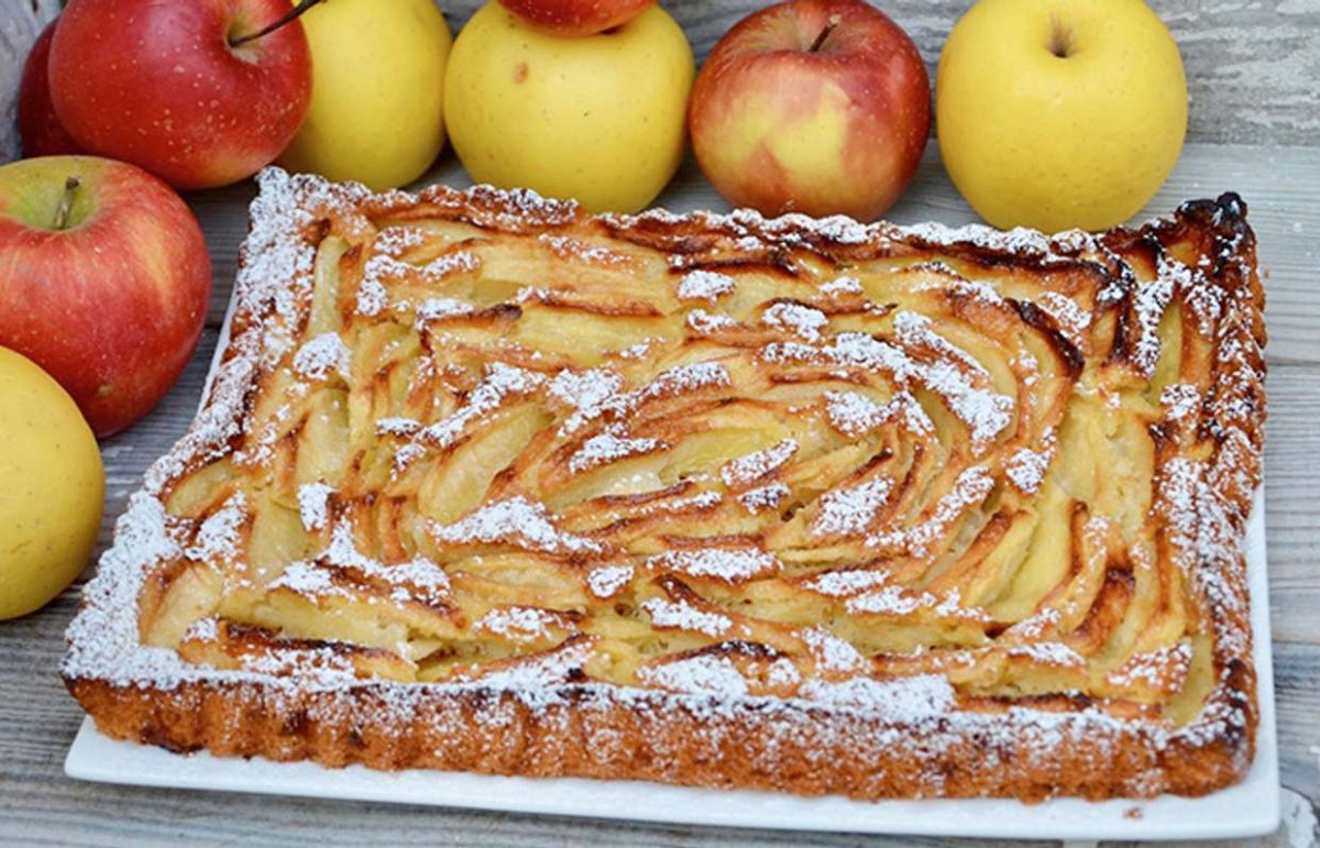 Пирог с яблоком и корицей