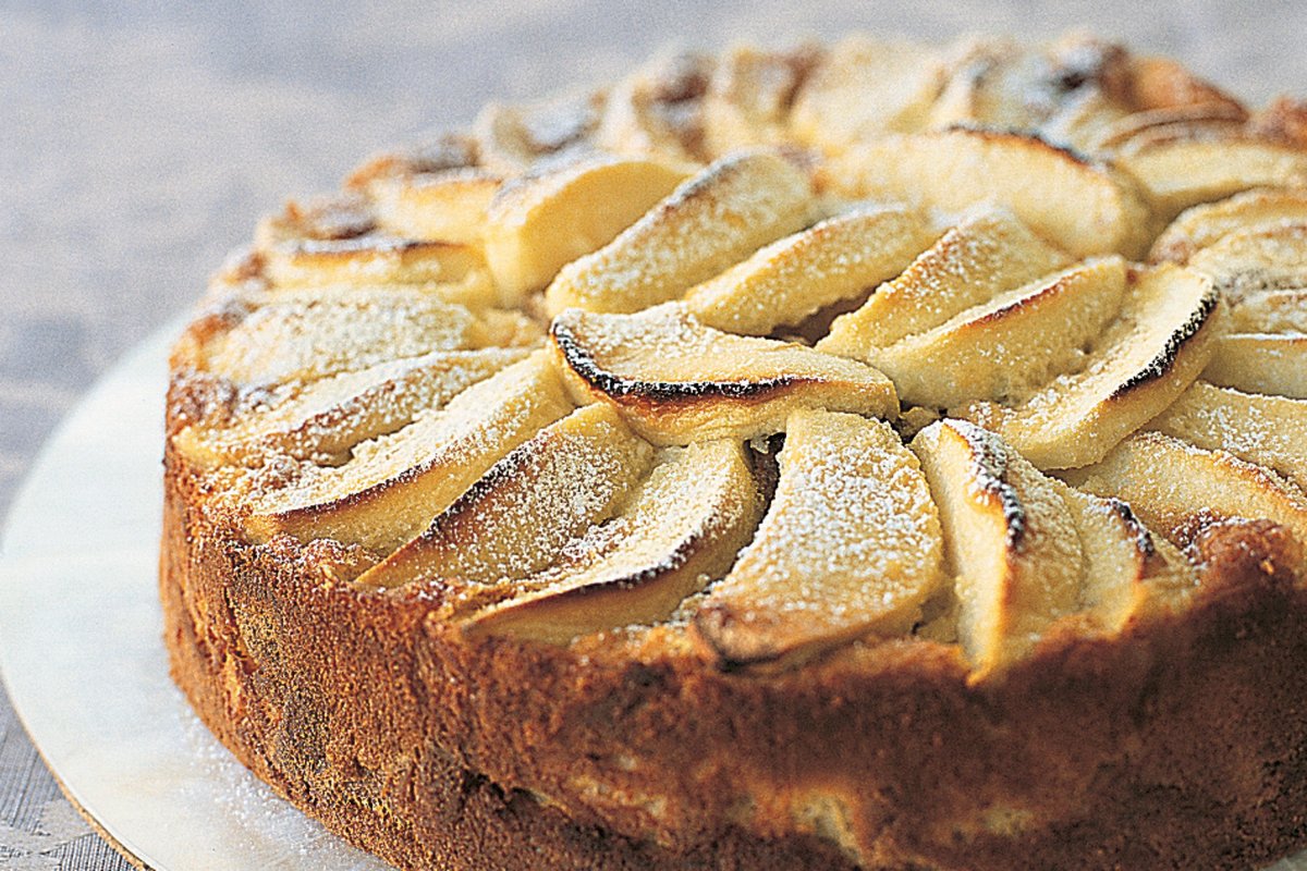 Шарлотка с яблоками и орехами
