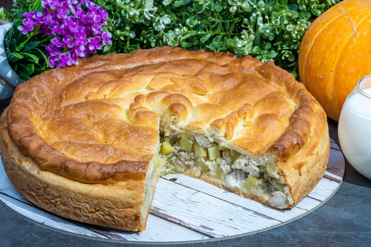 Красивый пирог с курицей и картошкой