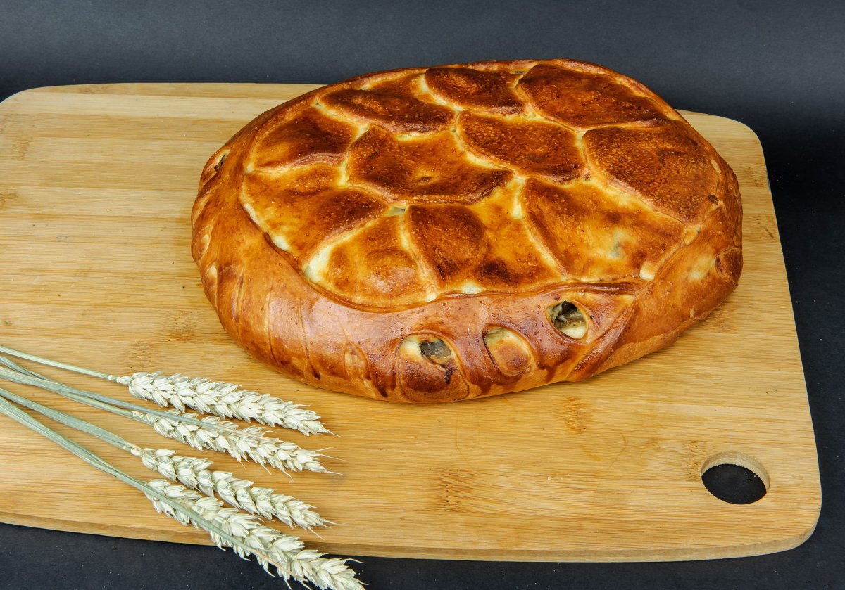 Курник с курицей и картошкой из слоеного