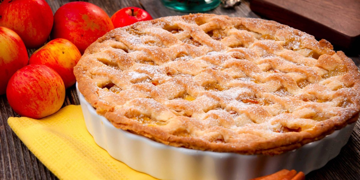 Песочный пирог с меренгой и яблоками