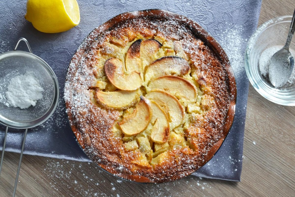 Шарлотка с апельсинами и яблоками