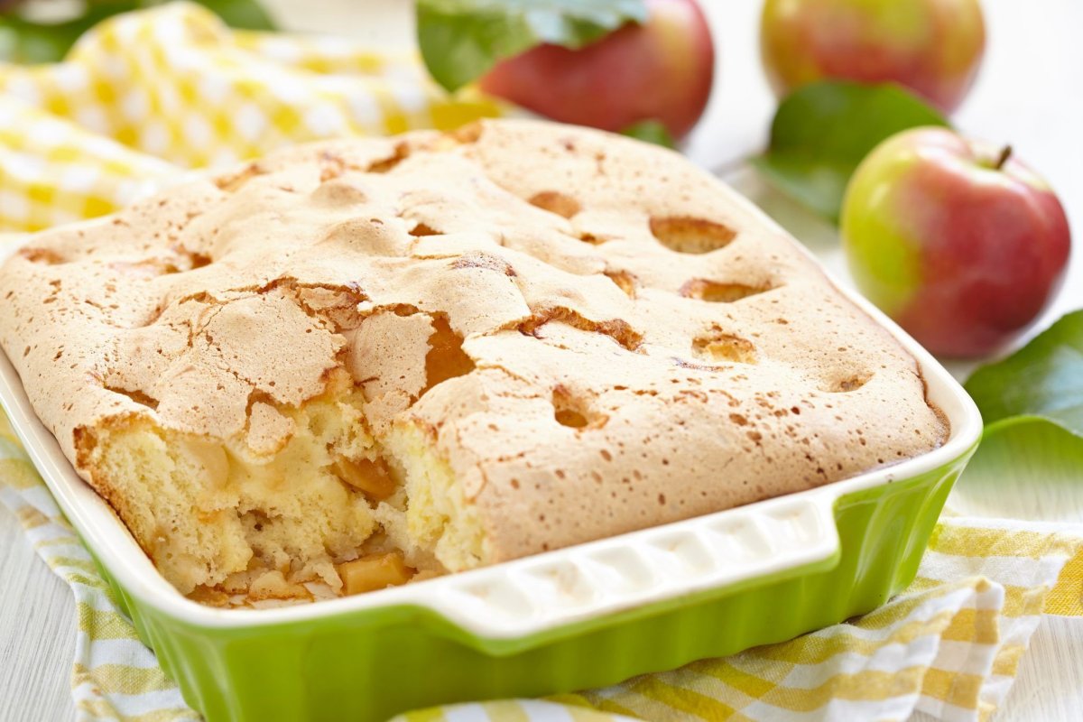 Красивая шарлотка с яблоками