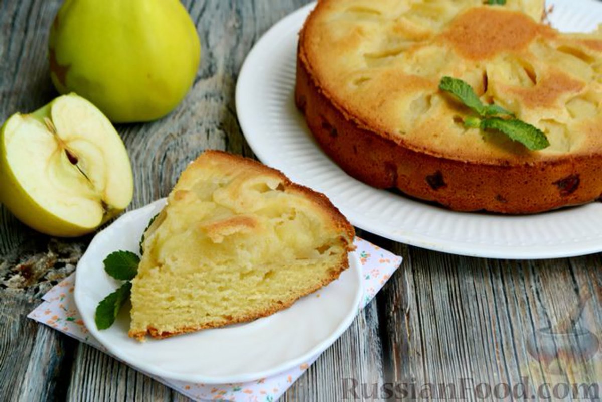 Шарлотка с яблоками в мультиварке