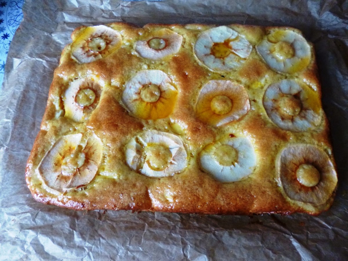 Шарлотка с творогом и яблоками