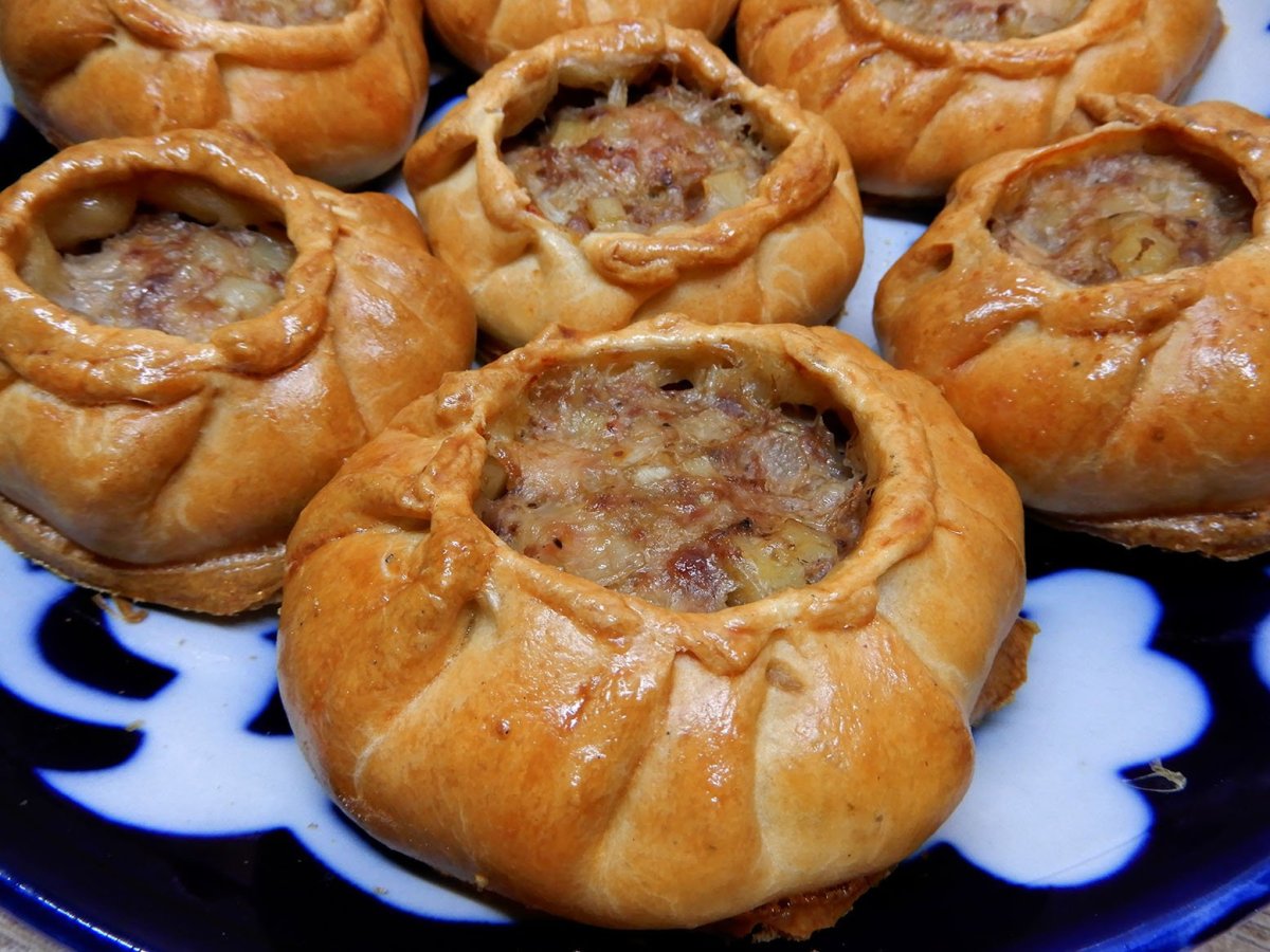 Пирог с рыбными консервами и картошкой