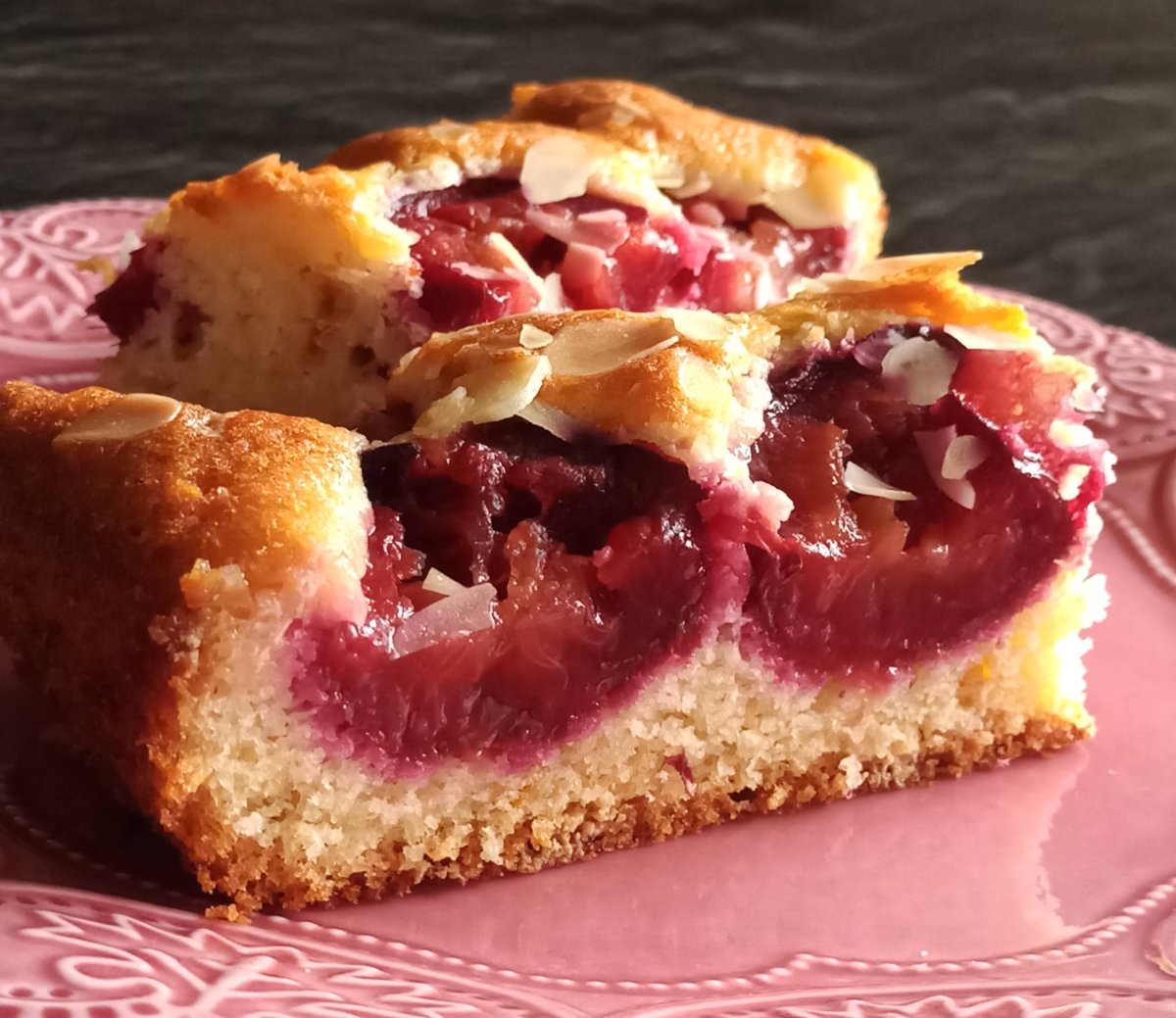 Пирог с яблоками и сливой