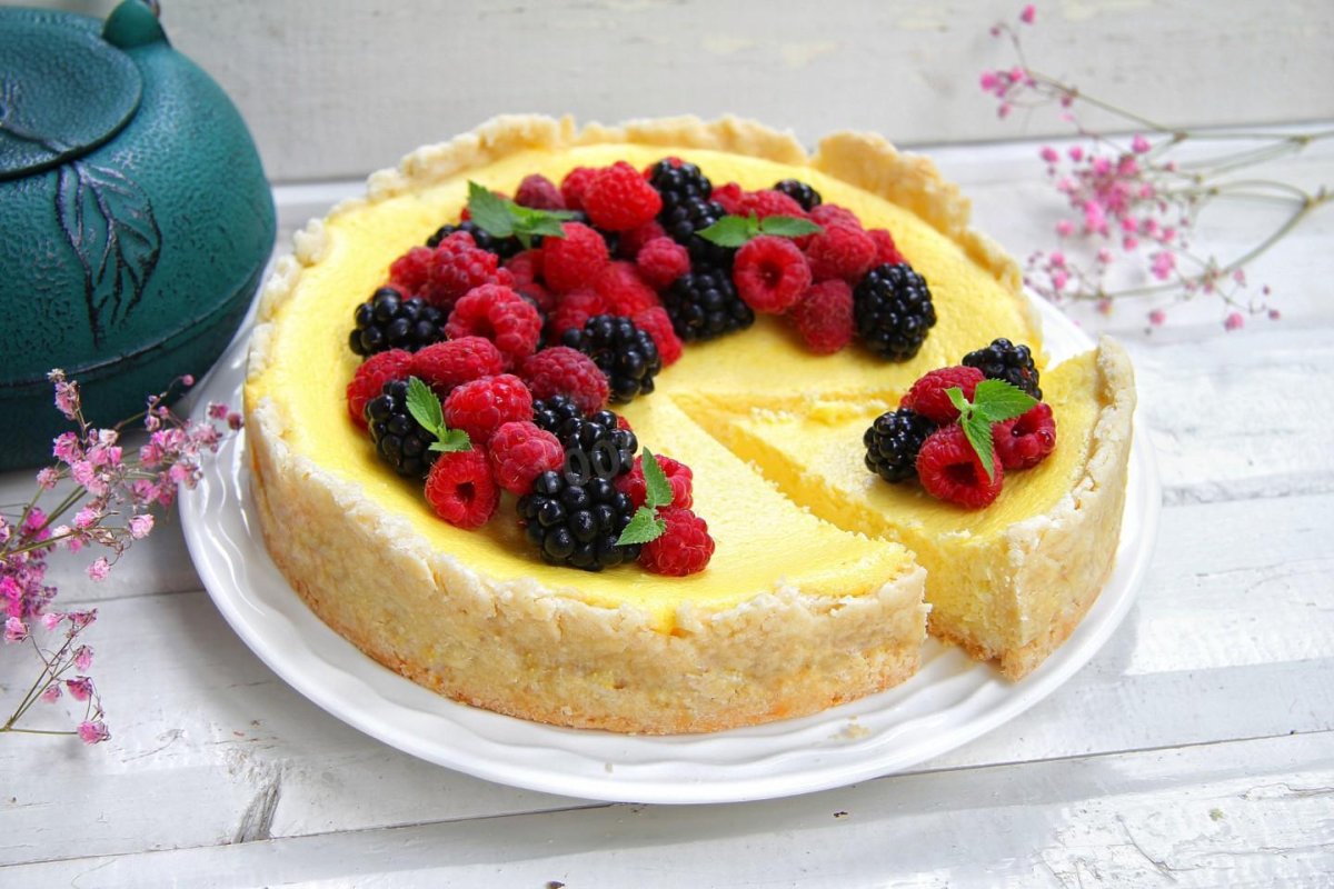 Песочный пирог с клубникой