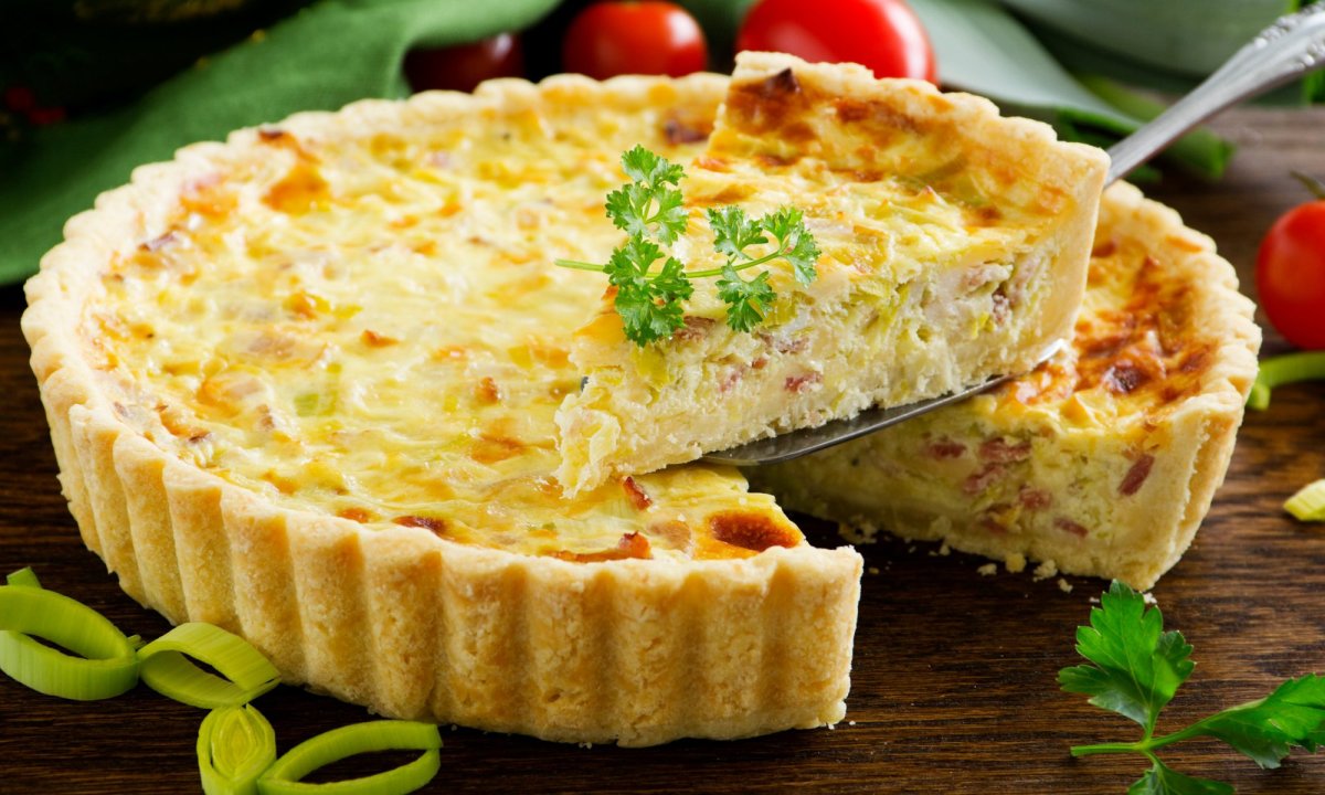 Пирог с сосисками и сыром