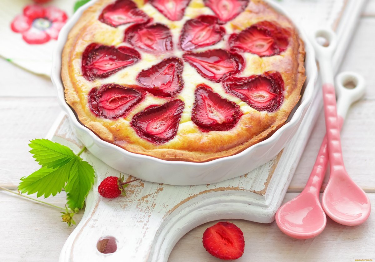 Песочный пирог с клубникой