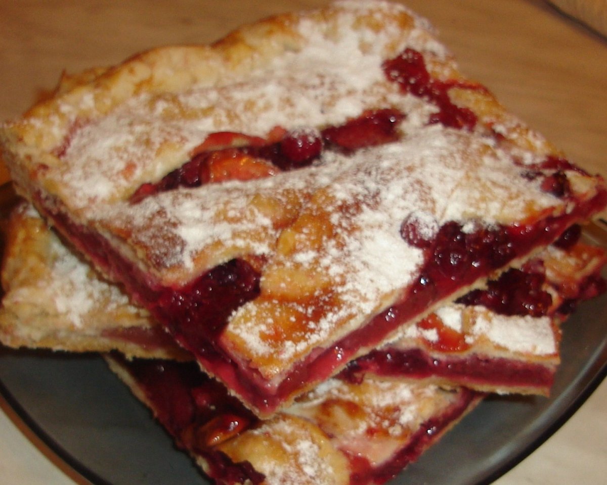 Булочки с клубникой из дрожжевого