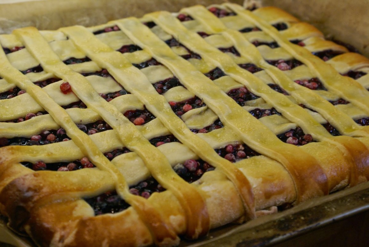 Булочка с клубникой