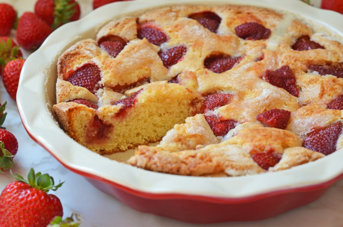 Пирог с вишней и клубникой