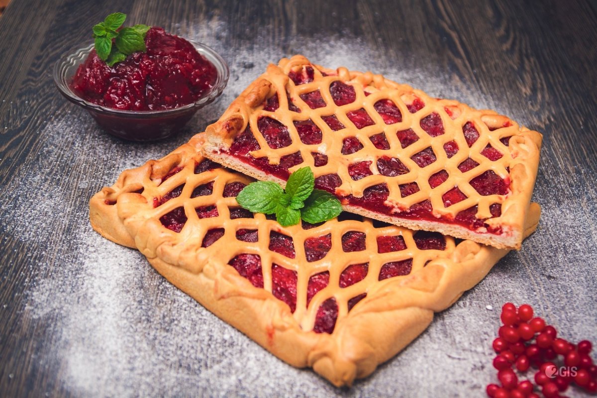 Слоеные пироги с клубникой