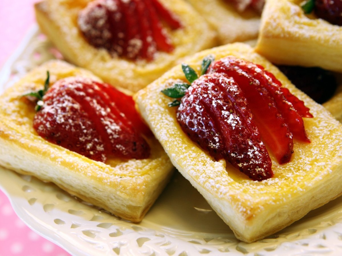 Шарлотка с клубникой