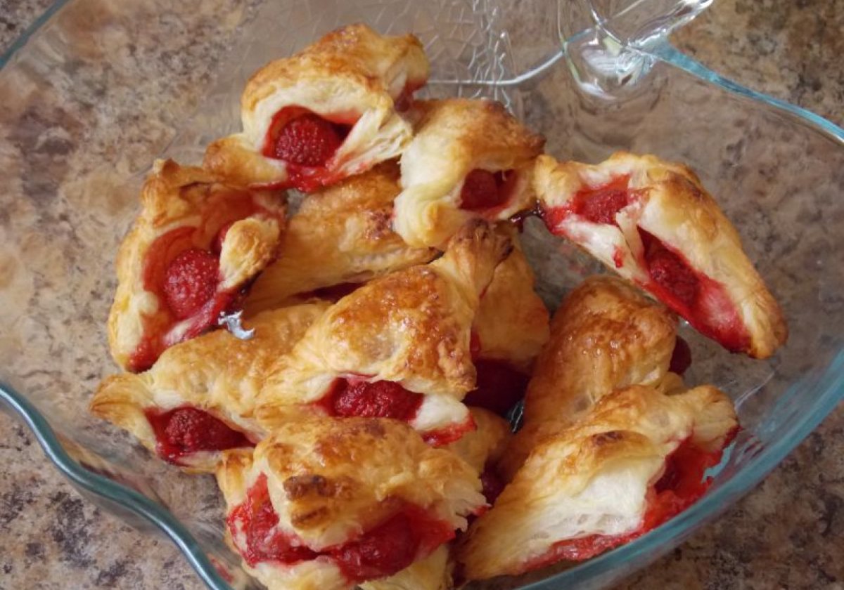 Слойка с клубникой из слоеного