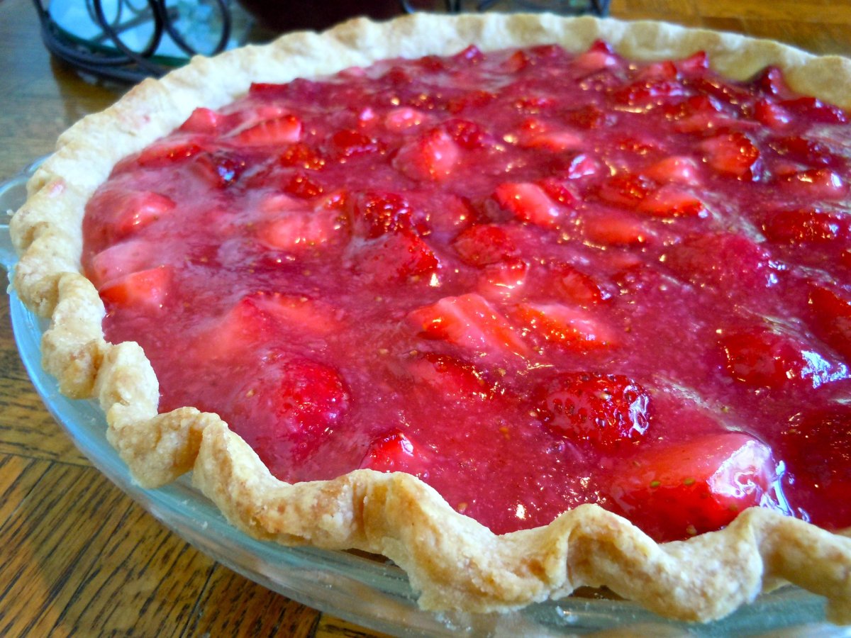 Пирог с творогом и клубникой