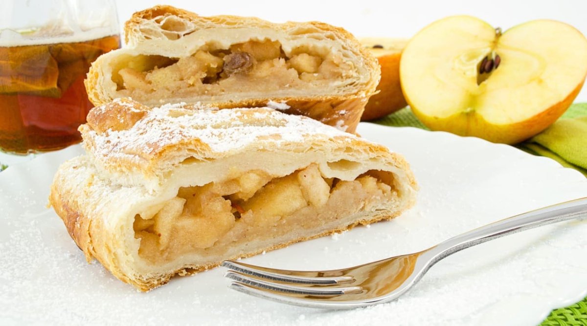 Шарлотка с яблоками слоеное тесто