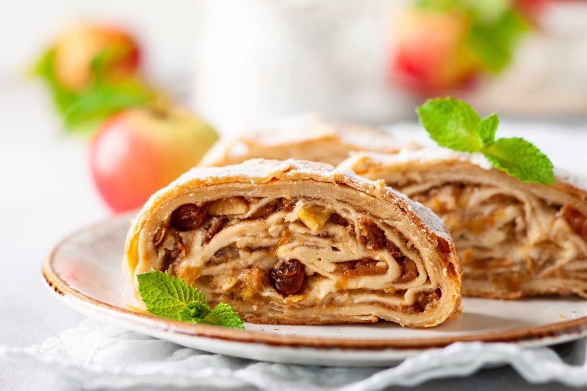 Штрудель с яблоками и корицей
