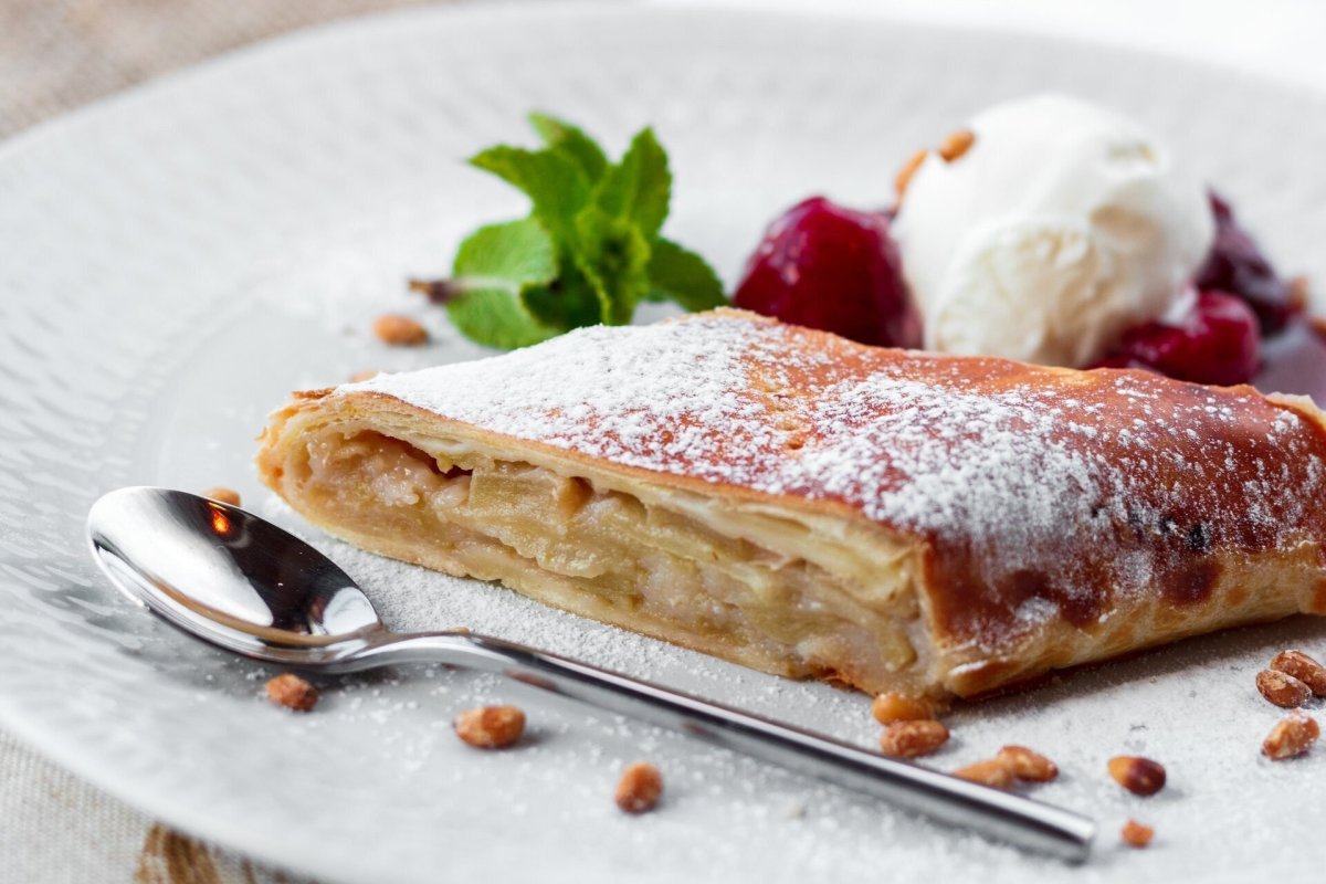 17 Июня национальный день яблочного штруделя (National Apple Strudel Day) — США