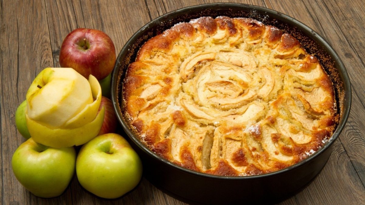 Песочный пирог с яблоками и безе