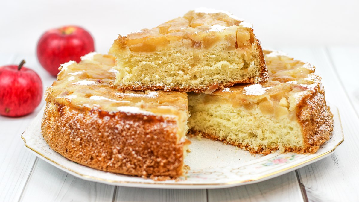 Шарлотка с карамелизированными грушами