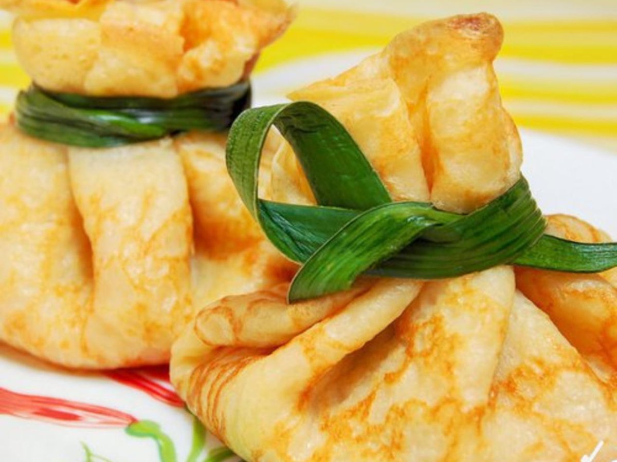 Блинные мешочки с жюльеном из красной рыбы
