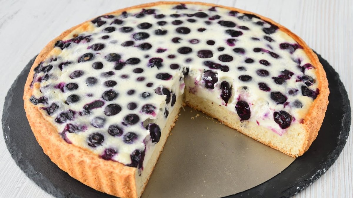 Песочный пирог с брусникой и сметаной