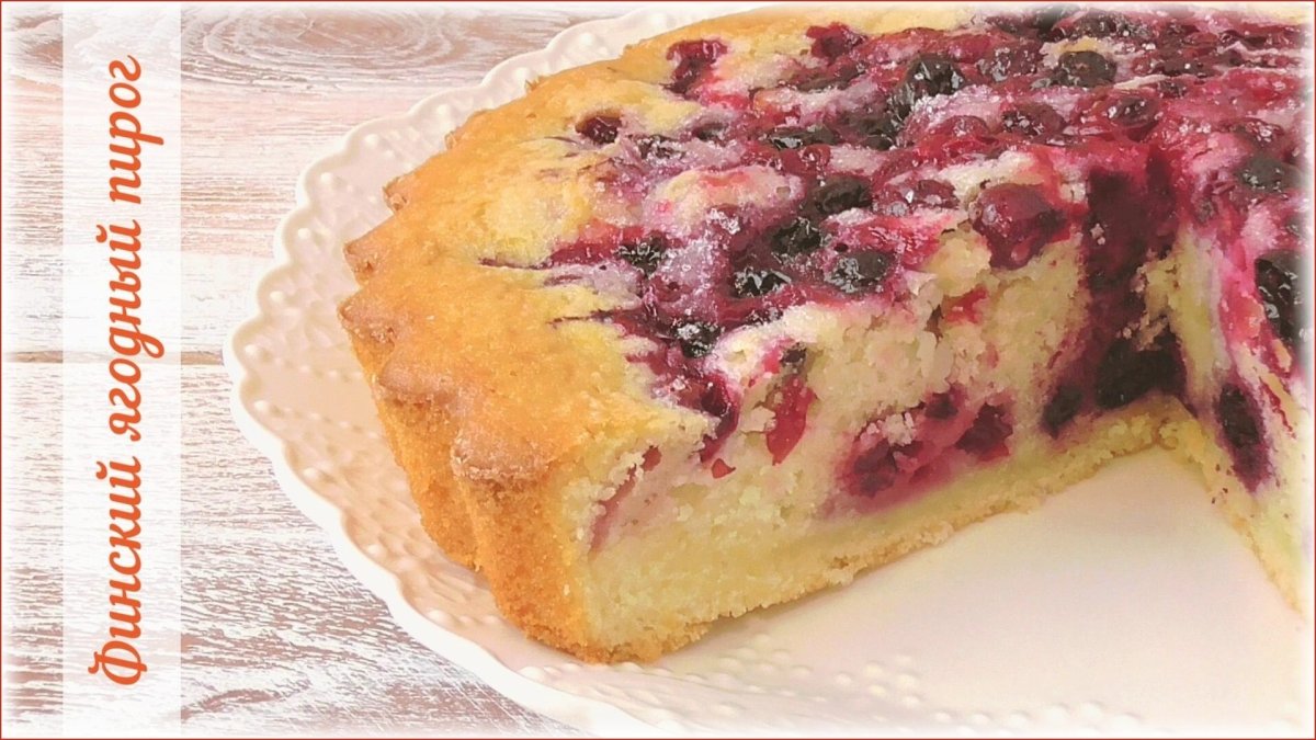 Шарлотка с клубникой и бананом