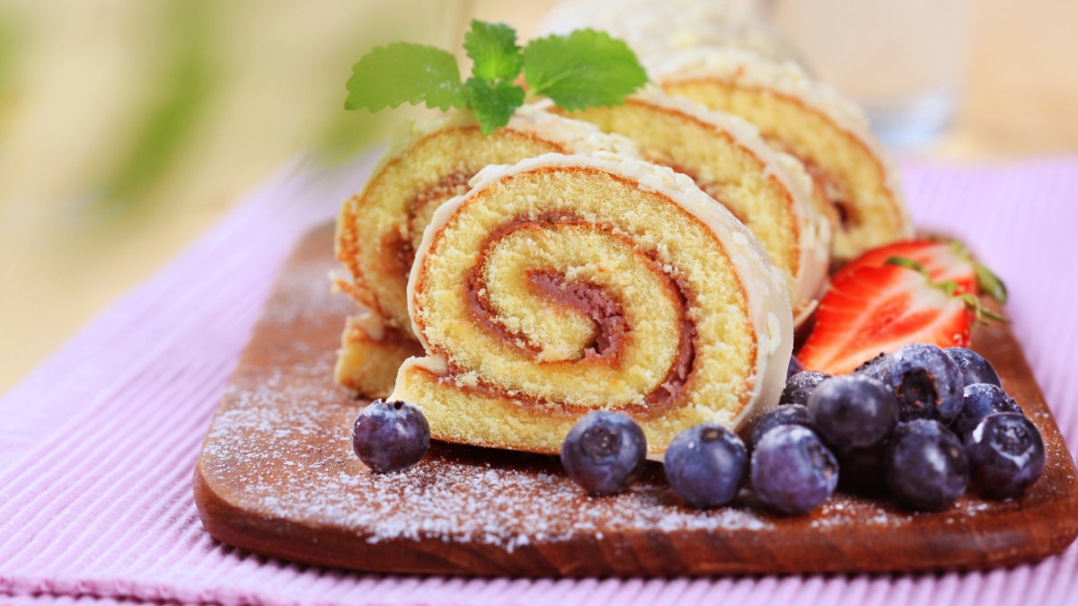 Булочка с маком и кофе