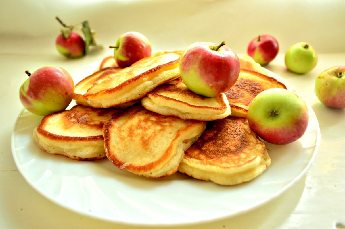Блины с яблоком и корицей