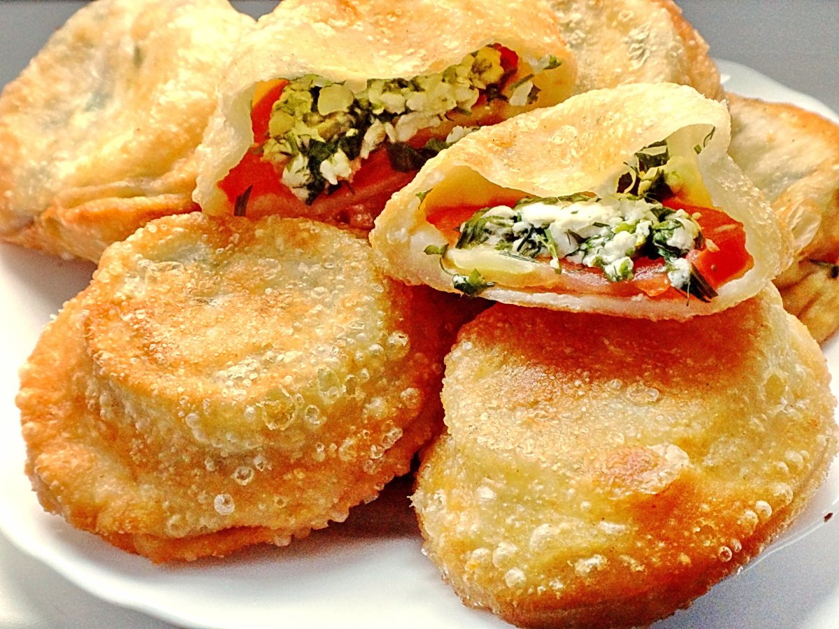 Пирожки бомбочки с помидорами и сыром