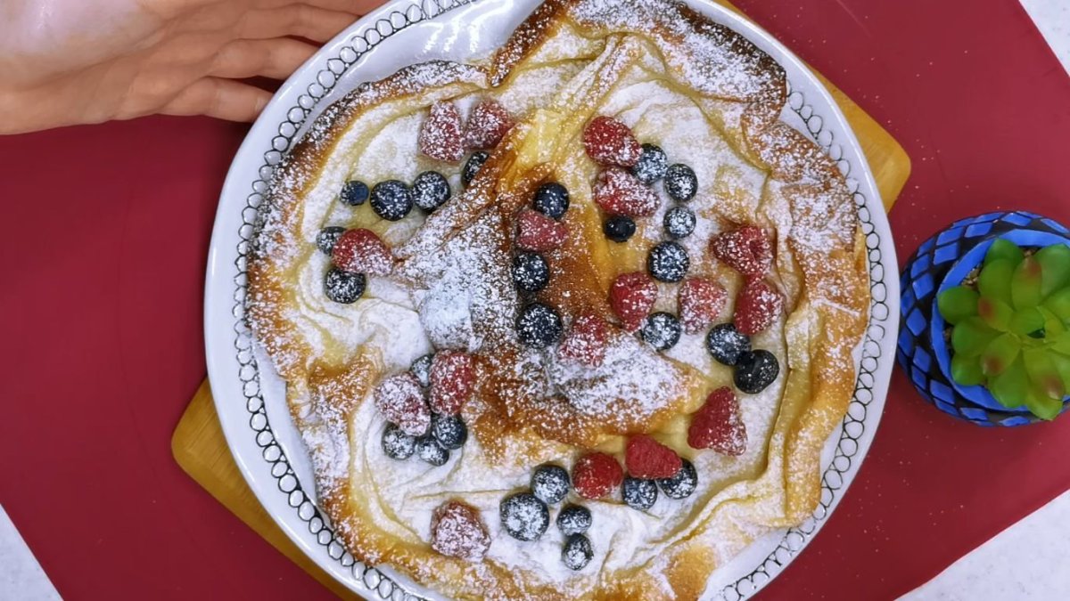 Монастырская изба из блинов