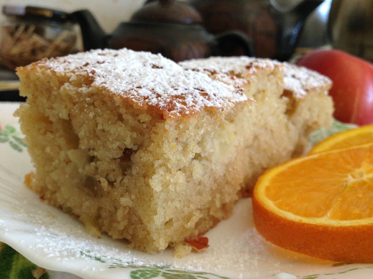Творожная запеканка с яблоками и вишней