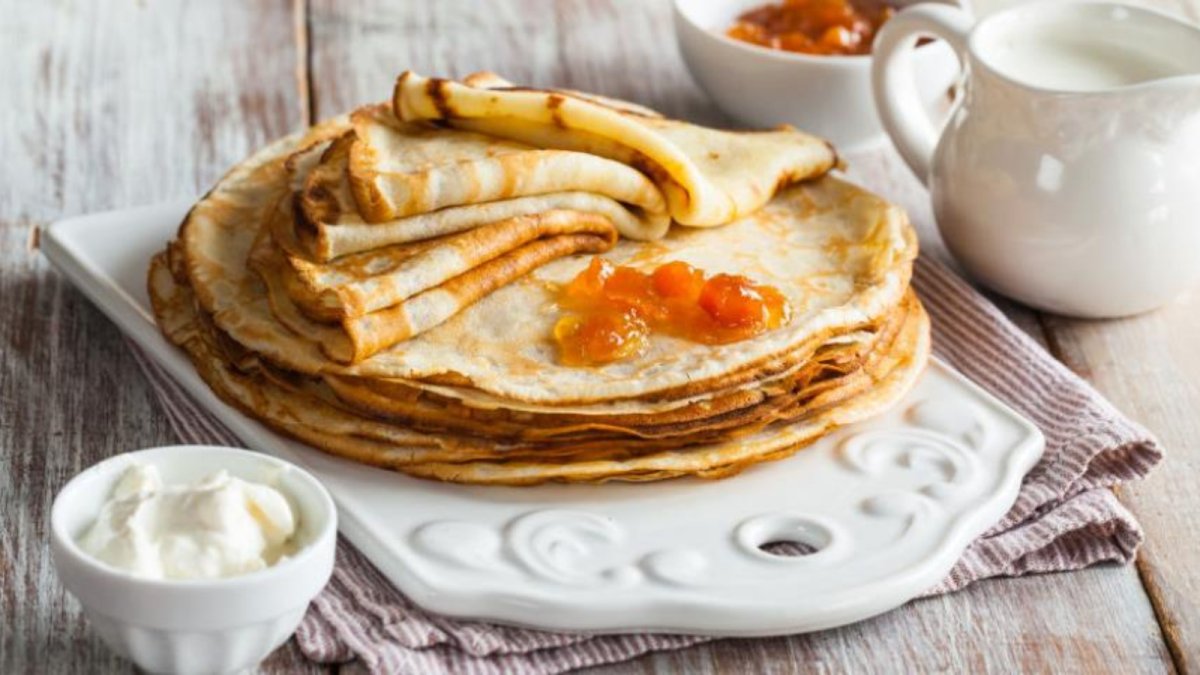 Блины с маслом и сметаной
