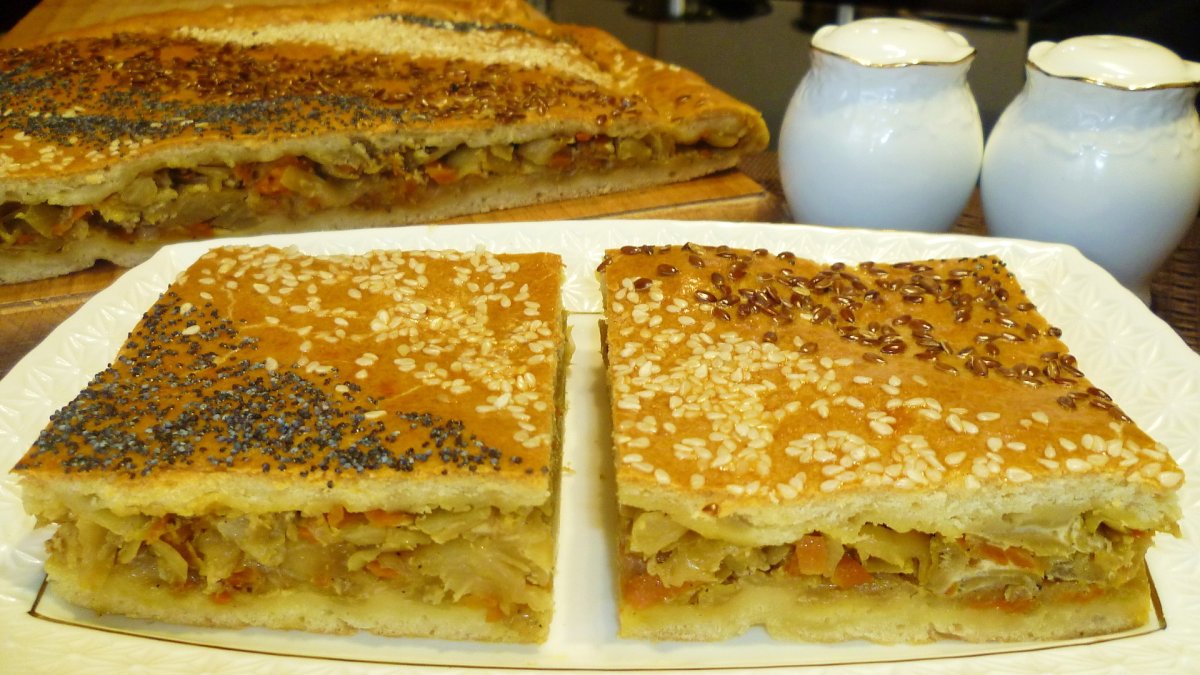 Пирог из лаваша с рыбными консервами и рисом