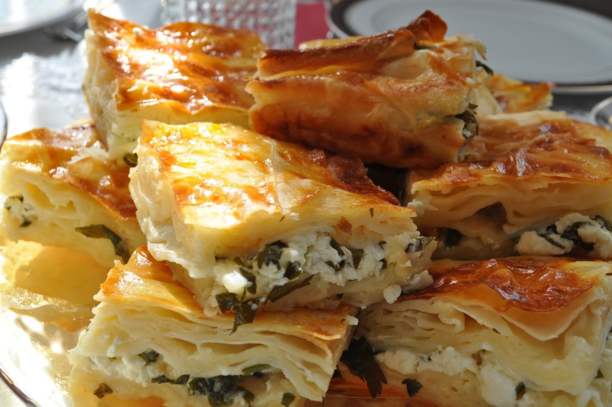 Лаваш с зеленым луком и яйцом в духовке
