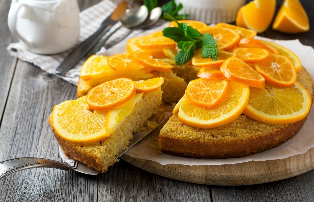Подача шарлотки с яблоками