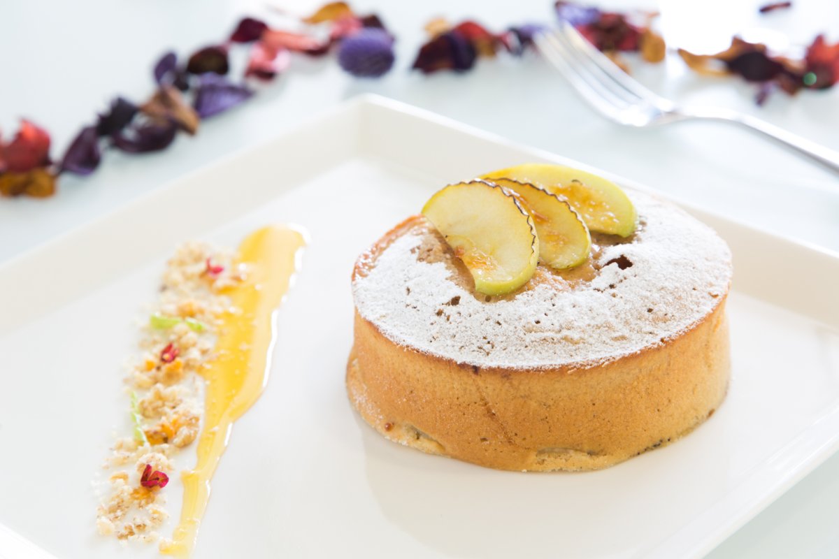 Шарлотка с творогом и яблоками