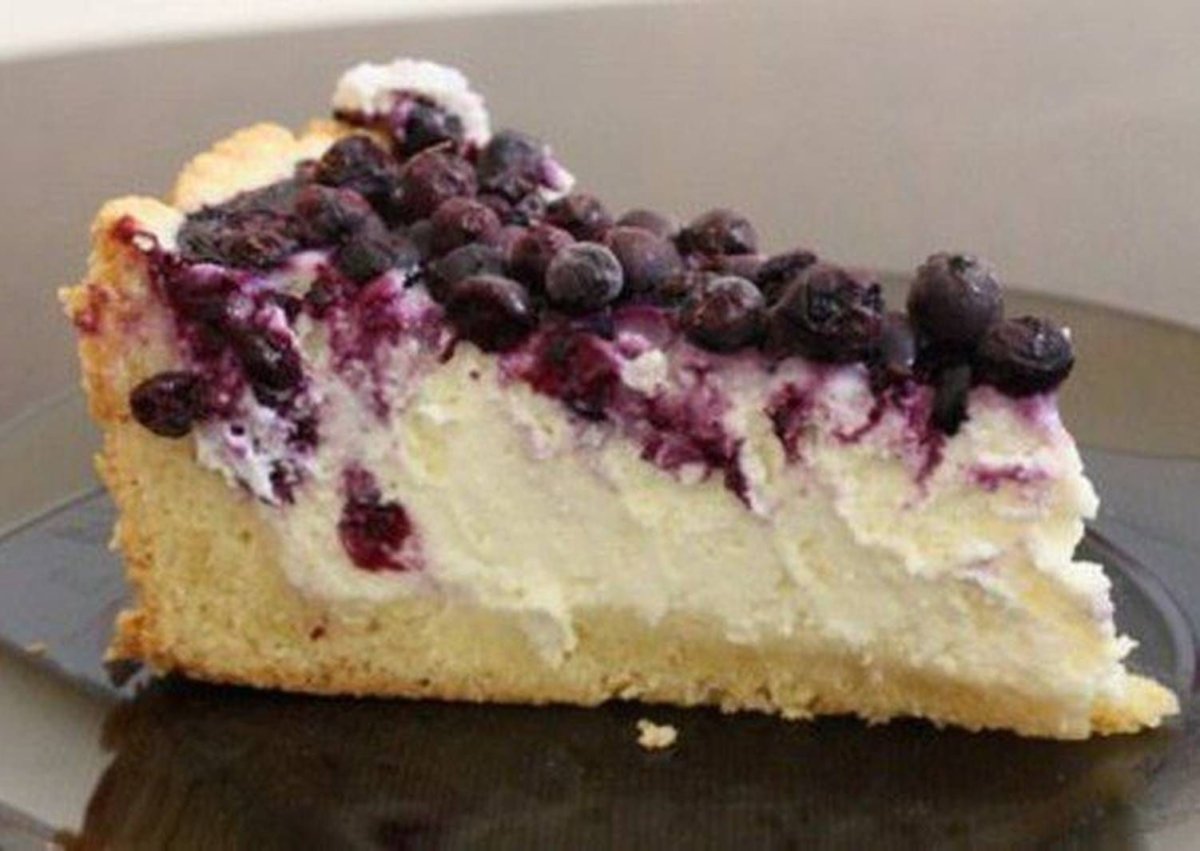 Песочный пирог с творогом и черникой