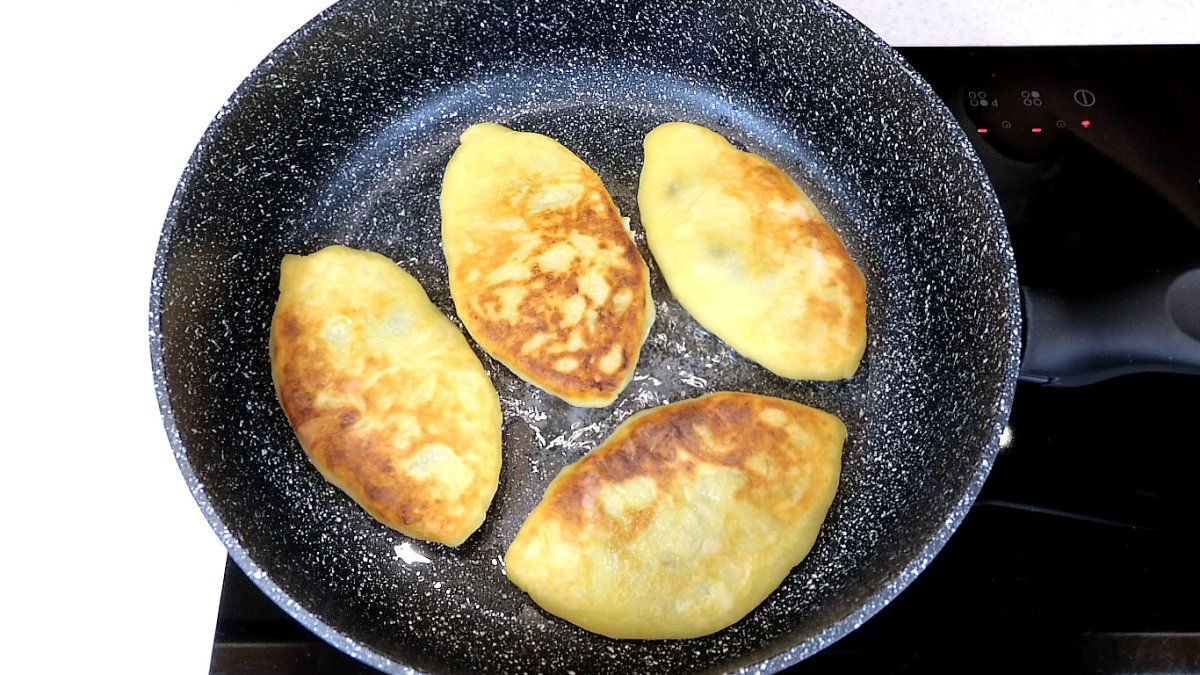 Шанежки с мясом на сковороде