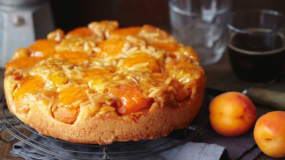 Заливной пирог с абрикосами