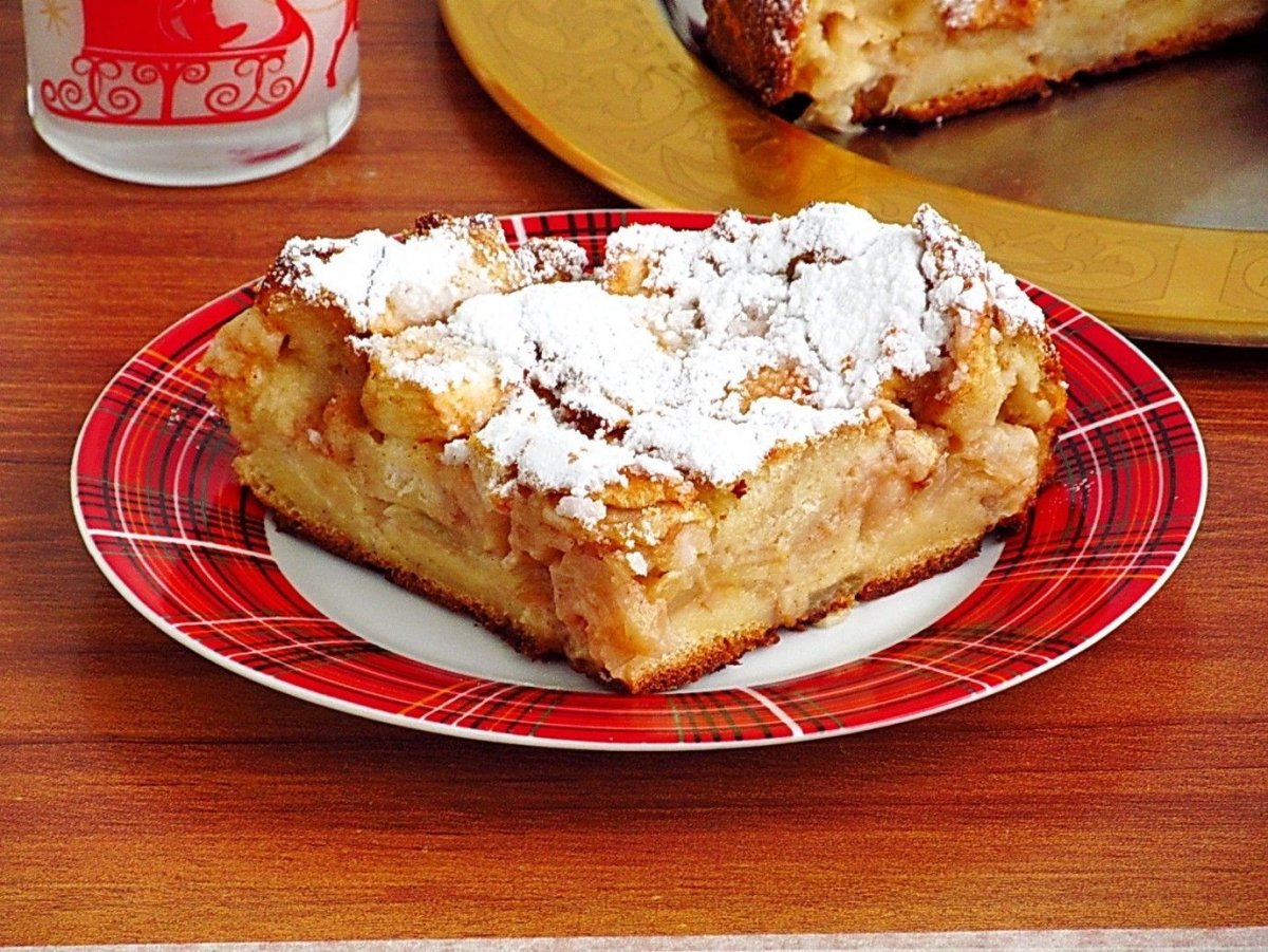 Шарлотка из черствого хлеба