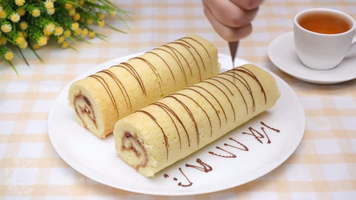 Шоколадный рулет с творожным кремом и бананами