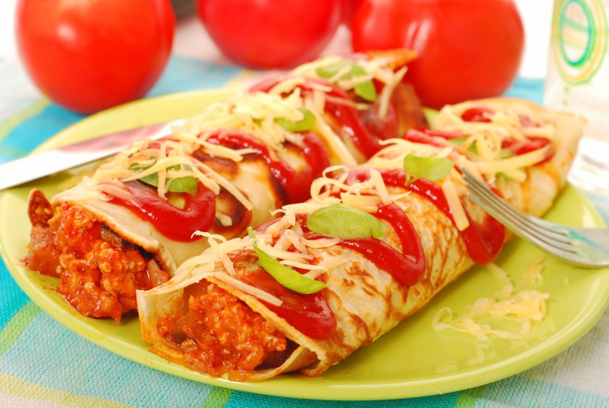 Блинчики с мясом на тарелке